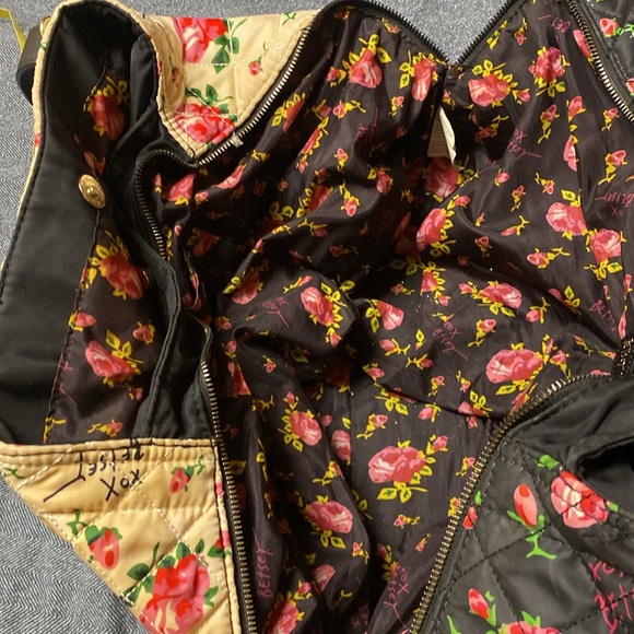 Betsy    Johnson  Beautiful travel bag 2 handl many interior inside - Picture 10 of 12